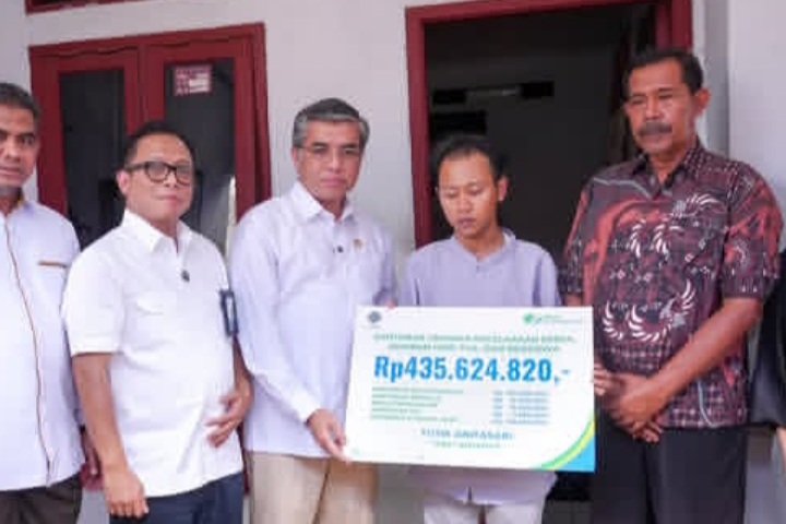 Menaker Yassierli saat menyerahkan hak jamsos korban kecelakaan kereta api di Stasiun Bekasi Timur (Instagram @yassierli)