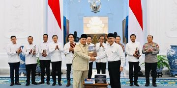 Komisi Percepatan Tim Reformasi Polri serahkan enam rekomendasi ke Presiden RI Prabowo Subianto, Selasa 5 Mei 2026 (Instagram @sekretariat.kabinet)
