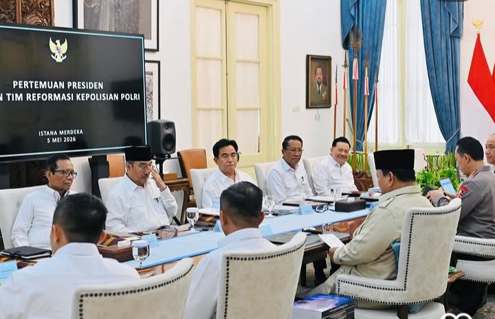 Komisi Percepatan Tim Reformasi Polri saat rapat bersama Presiden RI Prabowo, Selasa 5 Mei 2026 (Instagram @tedyskyfriendsofficial)