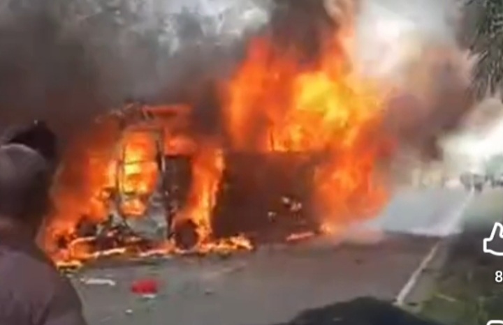 Bus ALS dan truk tangki BBM terlibat kecelakaan hingga menimbulkan kebakaran akibat tabrakan yang terjadi Rabu 6 Mei 2026 (YouTube @ArahAnginTVRI)