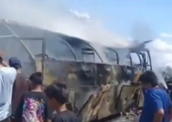 Kondisi bus ALS usai kecelakaan dengan truk tangki BBM pada Rabu 6 Mei 2026 (YouTube @radioelshinta)