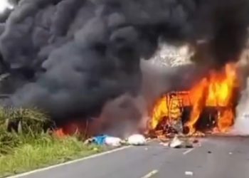 Api berkobar akibat kecelakaan bus ALS vs truk tangki BBM, Rabu 6 Mei 2026 (YouTube @radioelshinta)