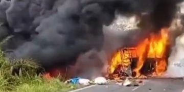 Api berkobar akibat kecelakaan bus ALS vs truk tangki BBM, Rabu 6 Mei 2026 (YouTube @radioelshinta)