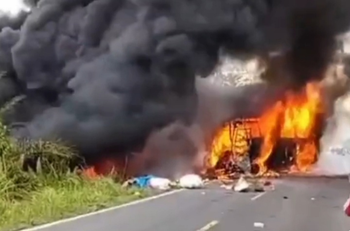 Api berkobar akibat kecelakaan bus ALS vs truk tangki BBM, Rabu 6 Mei 2026 (YouTube @radioelshinta)