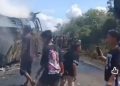 Warga sekitar menyaksikan bangkai bus ALS yang terlibat kecelakaan maut dengan Truk tangki BBM di Muratara, Sumatera Selatan (YouTube @Radioelshinta)