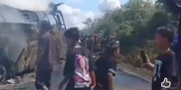 Warga sekitar menyaksikan bangkai bus ALS yang terlibat kecelakaan maut dengan Truk tangki BBM di Muratara, Sumatera Selatan (YouTube @Radioelshinta)