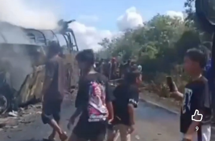 Warga sekitar menyaksikan bangkai bus ALS yang terlibat kecelakaan maut dengan Truk tangki BBM di Muratara, Sumatera Selatan (YouTube @Radioelshinta)