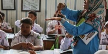 Ilustrasi guru sedang mengajar di sekolah (Instagram @pers.radenintan)