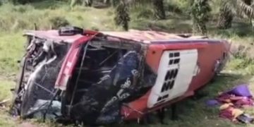 Kecelakaan bus PO Halmahera di jalur tol JMKT Sergai, Senin 11 Mei 2026 (YouTube @mistar tv)