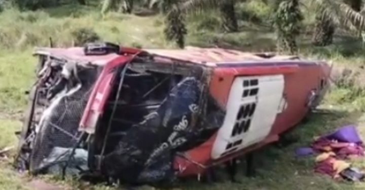 Kecelakaan bus PO Halmahera di jalur tol JMKT Sergai, Senin 11 Mei 2026 (YouTube @mistar tv)