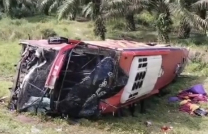 Kecelakaan bus PO Halmahera di jalur tol JMKT Sergai, Senin 11 Mei 2026 (YouTube @mistar tv)