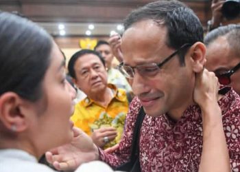 Nadiem Makarim menangis di hadapan istrinya usai dituntut 18 tahun penjara (Instagram @davila.magazine)