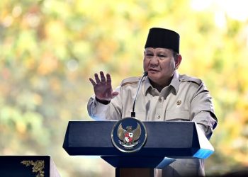 Presiden RI Prabowo Subianto minta Pindad buatkan mobil berbahan kaca (Instagram @sekretariat.kabinet)