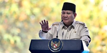 Presiden RI Prabowo Subianto minta Pindad buatkan mobil berbahan kaca (Instagram @sekretariat.kabinet)