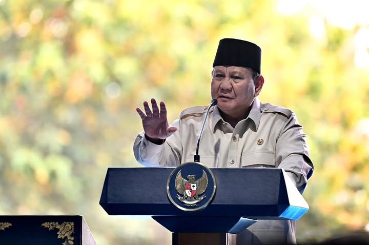 Presiden RI Prabowo Subianto minta Pindad buatkan mobil berbahan kaca (Instagram @sekretariat.kabinet)