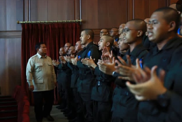 Presiden RI Prabowo Subianto saat pemberian taklimat di Hambalang, Bogor, Sentul, Jawa Barat (Instagram @sekretariat.kabinet)