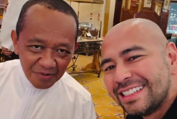 Momen pertemuan Raffi Ahmad dan Menteri ESDM Bahlil Lahadalia saat ibadah haji di Tanah Suci (Instagram @raffinagita1717)
