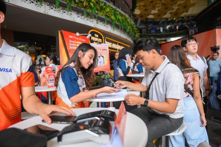 Bank Jakarta tengah melakukan pelayanan dengan nasabahnya (Dok Istimewa)