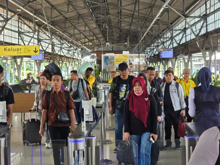 Masyarakat mudik menggunakan kereta api (Dok PT KAI)