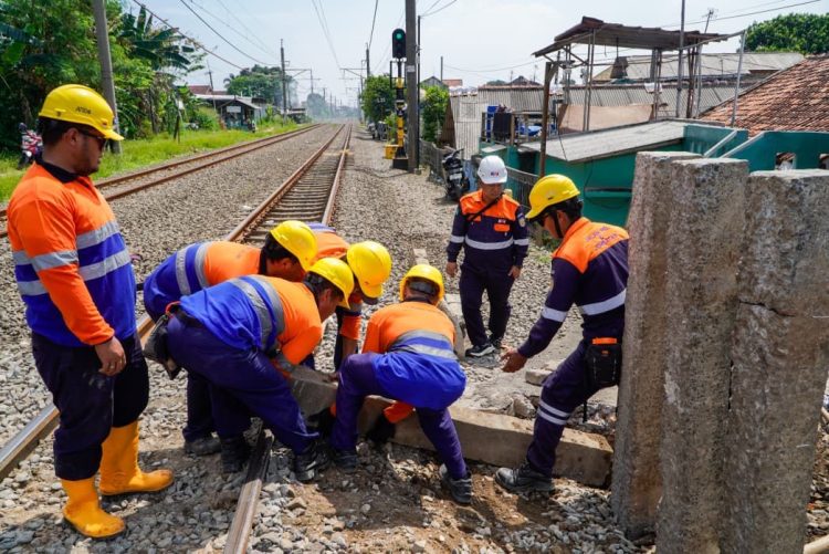 PT KAI Daop 1 Jakarta terus melakukan penutupan dan penanganan perlintasan sebidang liar di wilayah operasionalnya. (Dok PT KAI)