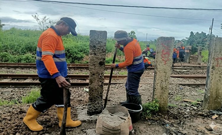 PT Kereta Api Indonesia (Persero) Daerah Operasi 1 Jakarta menutup sejumlah perlintasan sebidang liar (Dok PT KAI)