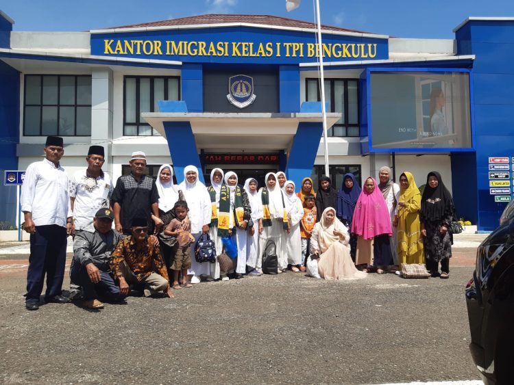 Sebanyak 25 calon jamaah umroh asal Kabupaten Empat Lawang, Sumatera Selatan, mendatangi Kantor Imigrasi Kelas I TPI Bengkulu pada Rabu (13/5/2026). (Dok PT Ajib Tours)