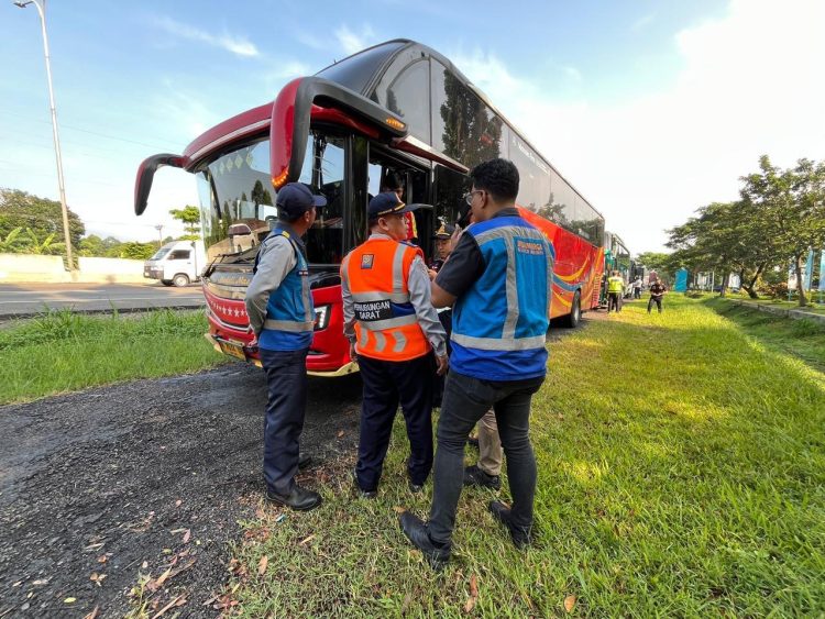 Kemenhub melakukan inspeksi keselamatan lalu lintas angkutan jalan (rampcheck) terhadap 55 armada bus di Rest Area KM 45 Tol Jagorawi, Kabupaten Bogor, Jawa Barat, pada 14–15 Mei 2026. (Dok Kemenhub)