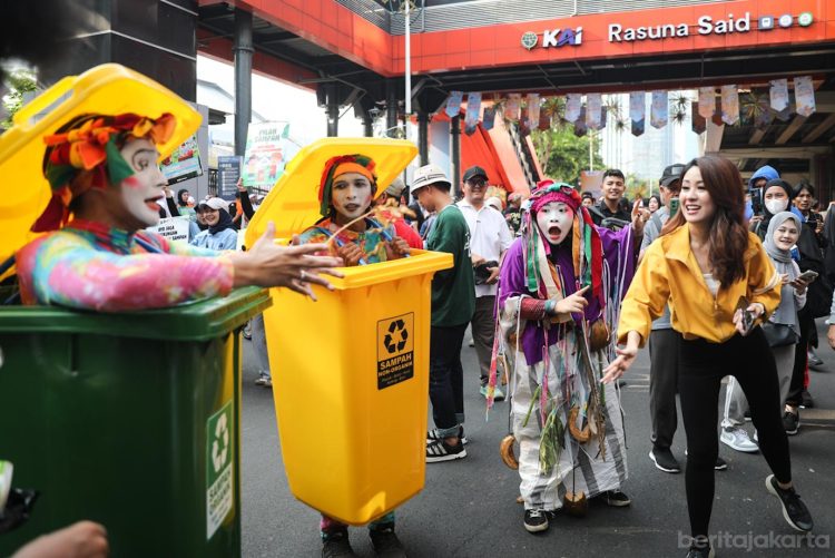 Deklarasi Gerakan Pilah Sampah pada saat Hari Bebas Kendaraan Bermotor (HBKB) di Jalan HR Rasuna Said, Setiabudi, Jakarta Selatan, Minggu (10/6). (Dok Pemprov DKI)