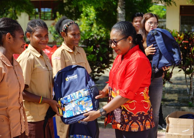 Wujudkan Generasi Unggul, Bank Mandiri Bagikan Ribuan Paket Buku melalui Mandiri Peduli Sekolah