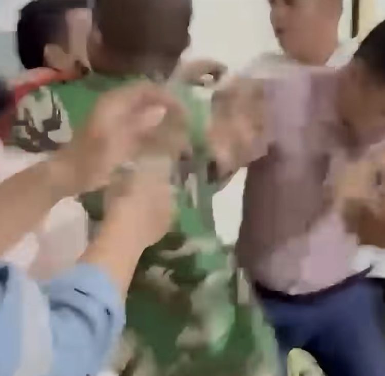 Wakil Ketua Umum PSI, Ronald A. Sinaga atau Bro Ron, dipukul oleh dua pria tak dikenal di kawasan Menteng, Jakarta Pusat. (Dok Tangakan Layar Video yang di Unggah Akun IG Manang Soebeti)