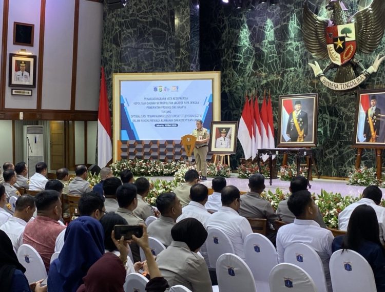 Kadis Kominfotik DKI Jakarta, Budi Awaluddin dalam penandatanganan nota kesepakatan tentang optimalisasi pemanfaatan CCTV di Balai Kota DKI Jakarta, Senin (18/5/2026). (Dok Suaranusantara)