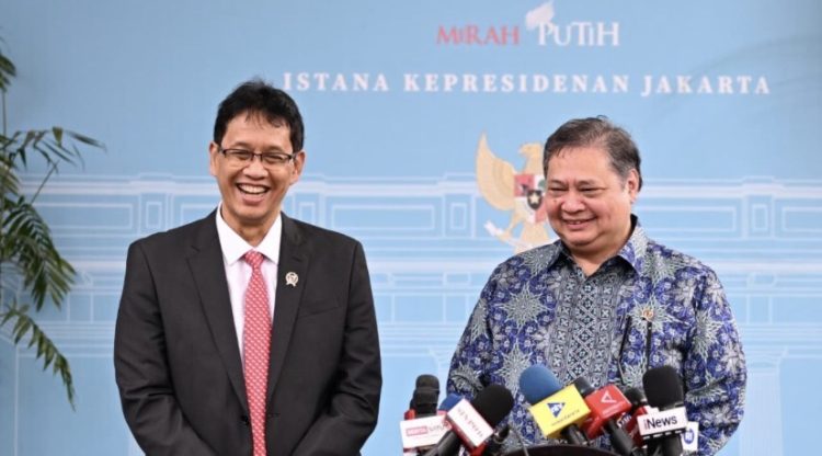 Menteri Koordinator Bidang Perekonomian Airlangga Hartarto usai mendampingi Presiden Prabowo Subiamto bersama Menteri Keuangan Purbaya Yudhi Sadewa dalam pertemuan dengan sejumlah tokoh ekonomi nasional di Kompleks Istana Kepresidenan, Jakarta, Jumat (22/5/2026). (Foto situs Presiden RI)