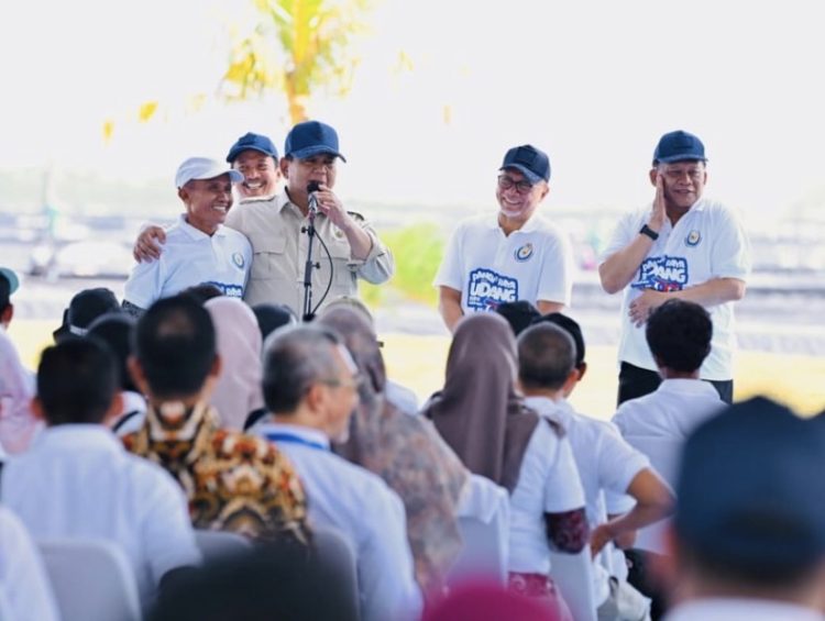 Presiden Prabowo Subianto dalam panen raya udang di tambak Kebumen (Dok IG Kemensetneg)
