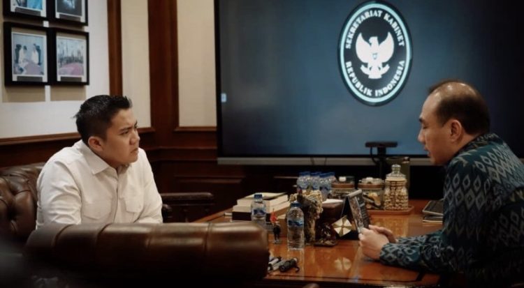Seskab Teddy Indra Wijaya melakukan pertemuan dengan CEO GoTo, Hans Patuwo, di kantor Sekretariat Kabinet, Jakarta, pada Jumat malam (22/5/2026). (Dok Situs Presiden RI)