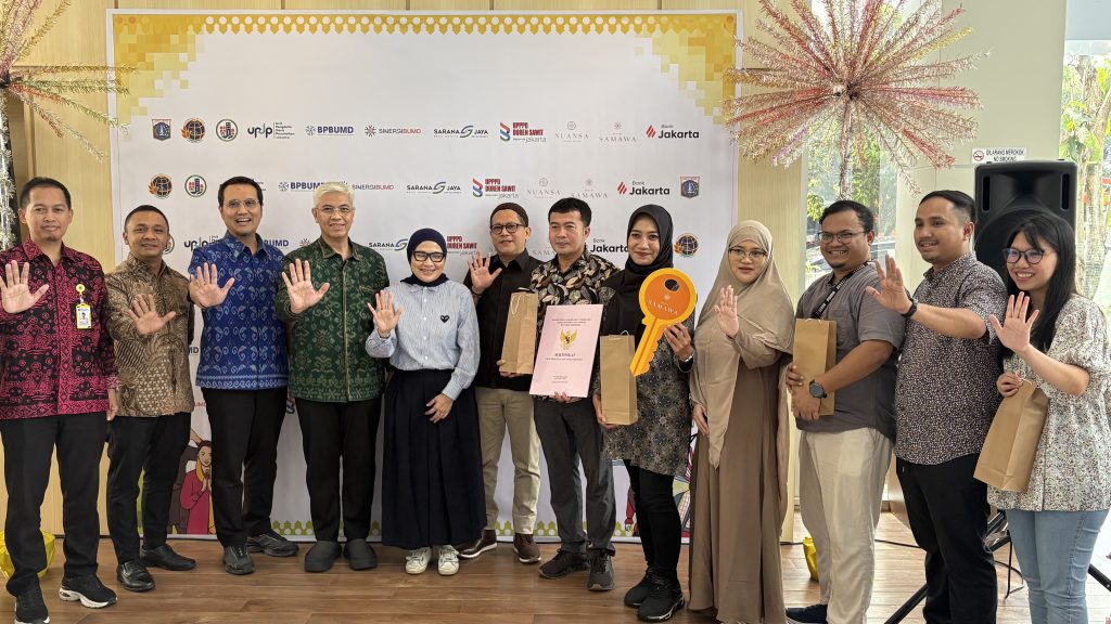 Ketua Dewan Pengawas Sarana Jaya, Rioberto P Sidauruk (Baju Batik Hijau) bersama Direktur Pengembangan, Arjo Baroto (Baju Batik Biru). (Foto: Mayzka)