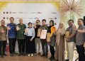 Ketua Dewan Pengawas Sarana Jaya, Rioberto P Sidauruk (Baju Batik Hijau) bersama Direktur Pengembangan, Arjo Baroto (Baju Batik Biru). (Foto: Mayzka)