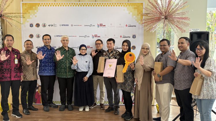 Ketua Dewan Pengawas Sarana Jaya, Rioberto P Sidauruk (Baju Batik Hijau) bersama Direktur Pengembangan, Arjo Baroto (Baju Batik Biru). (Foto: Mayzka)