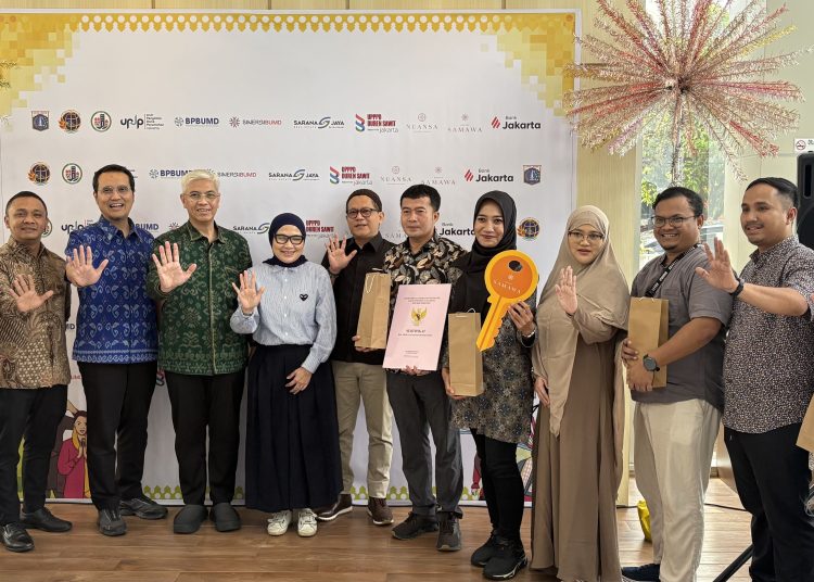 Ketua Dewan Pengawas Sarana Jaya, Rioberto P Sidauruk (Baju Batik Hijau) bersama Direktur Pengembangan, Arjo Baroto (Baju Batik Biru). (Foto: Mayzka)