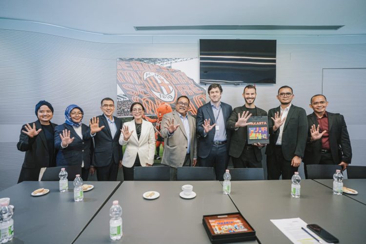 Wakil Gubernur DKI Jakarta, Rano Karno menjajaki kerja sama antara San Siro Stadium dan Jakarta International Stadium saat kunjungan ke Milan, Italia. (Dok: Diskominfotik)