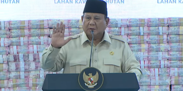 Presiden Prabowo Subianto menghadiri acara penyerahan denda administratif dan lahan kawasan hutan di Gedung Kejaksaan Agung, Jakarta, Rabu (13/5/2026)