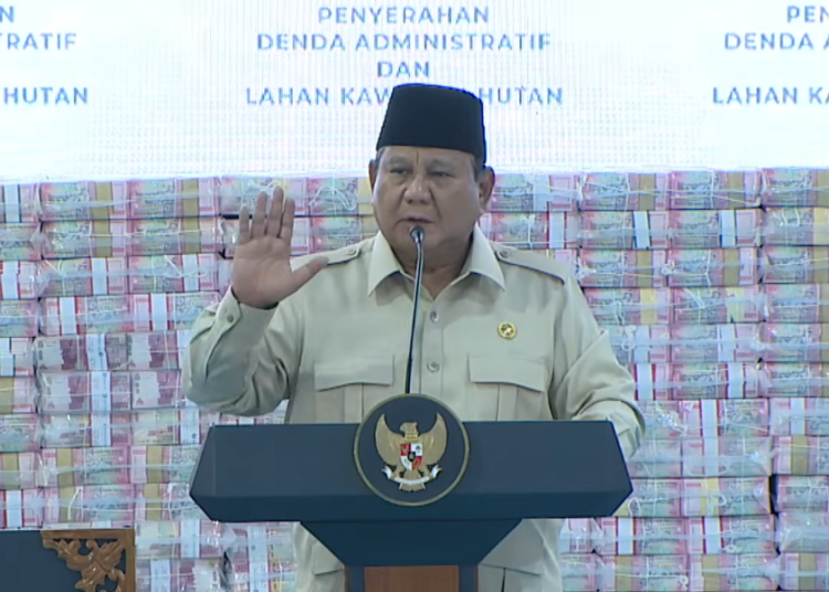 Presiden Prabowo Subianto menghadiri acara penyerahan denda administratif dan lahan kawasan hutan di Gedung Kejaksaan Agung, Jakarta, Rabu (13/5/2026)