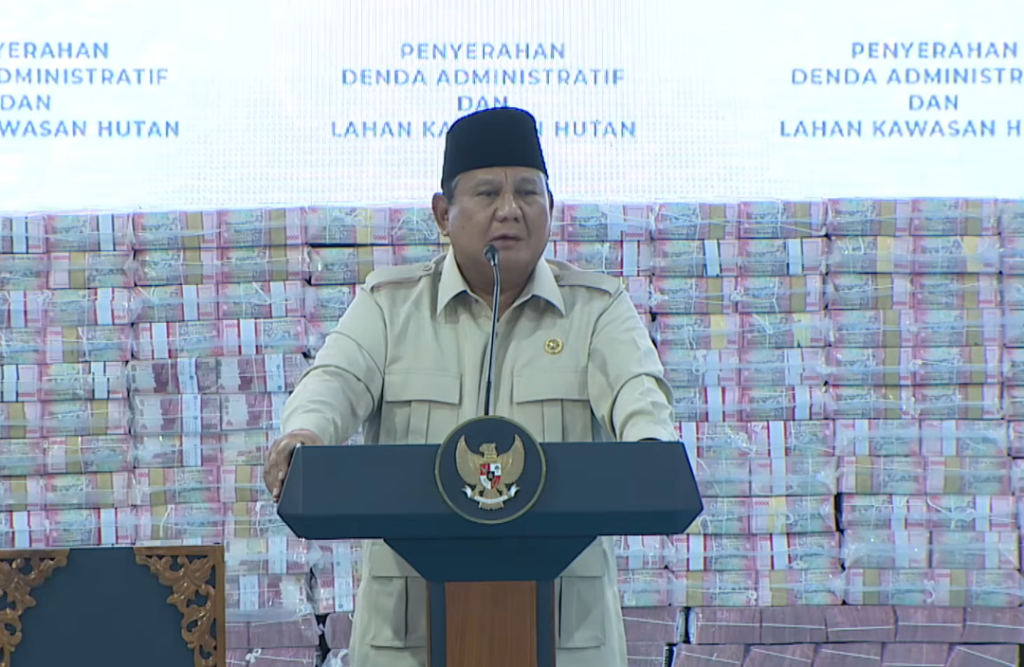 Presiden Prabowo Subianto menghadiri acara penyerahan denda administratif dan lahan kawasan hutan di Gedung Kejaksaan Agung, Jakarta, Rabu (13/5/2026)