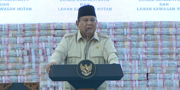 Presiden Prabowo Subianto menghadiri acara penyerahan denda administratif dan lahan kawasan hutan di Gedung Kejaksaan Agung, Jakarta, Rabu (13/5/2026)