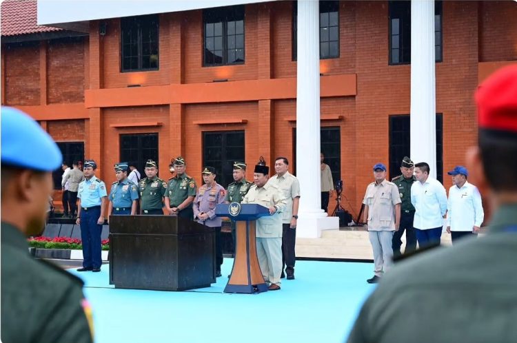 Presiden Prabowo Subianto memberikan taklimat kepada ribuan perwira siswa Sesko TNI dan Sespimti Polri, serta perwira siswa Sesko AD, AL, AU, dan Sespimmen Polri (Dok IG Sekretariat Kabinet)