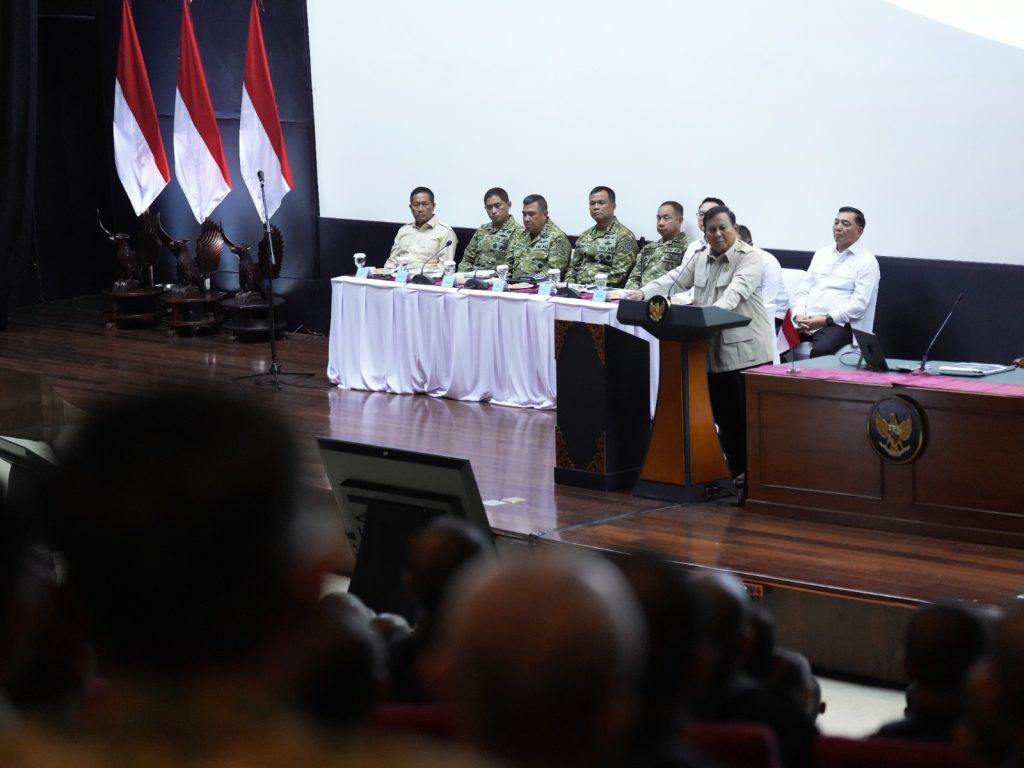 Presiden Republik Indonesia, Prabowo Subianto memberikan taklimat atau pengarahan kepada 400 peserta angkatan pertama Program Presiden untuk Pemimpin Masa Depan (P3MD) di Hambalang, Jawa Barat, Minggu (24/5/2026). (Istimewa)