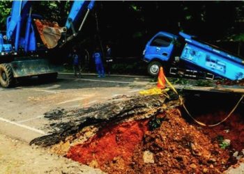 Truk SDA Pengangkut Puing Jalan Amblas Terperosok di Lenteng Agung