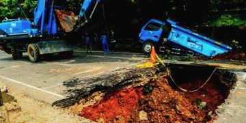 Truk SDA Pengangkut Puing Jalan Amblas Terperosok di Lenteng Agung