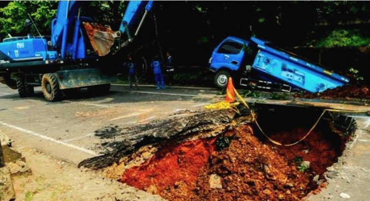 Truk SDA Pengangkut Puing Jalan Amblas Terperosok di Lenteng Agung