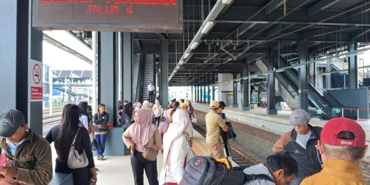 Penumpang menunggu KRL di Stasiun Rangkasbitung.(Def/SuaraNusantara)