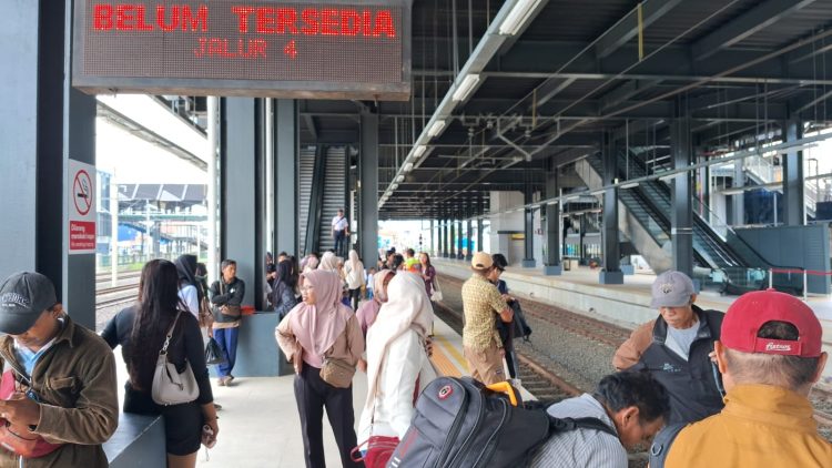 Penumpang menunggu KRL di Stasiun Rangkasbitung.(Def/SuaraNusantara)